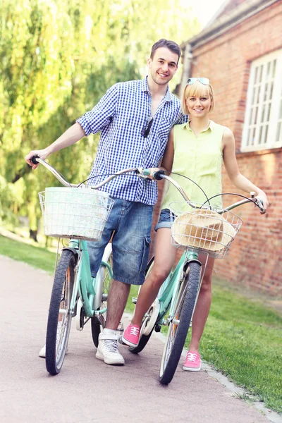 젊은 사람들이 타는 자전거 — 스톡 사진