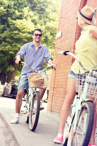 여자 친구와 자전거를 타고 다니는 청년 — 스톡 사진