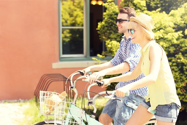 Giovane coppia in bicicletta in città — Foto Stock