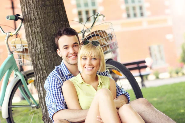 Glückliches Paar ruht sich im Park aus — Stockfoto