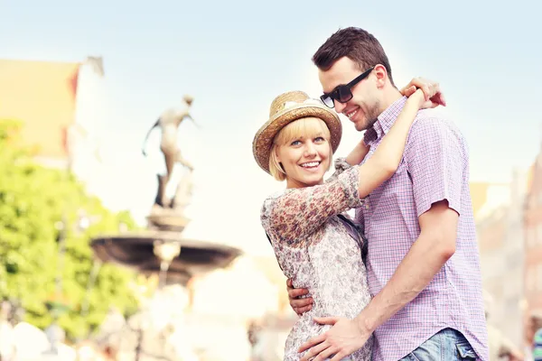 Schönes Paar posiert in der Altstadt — Stockfoto
