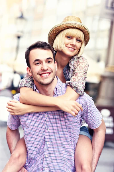 Šťastný pár ve městě — Stock fotografie