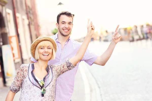 Junge Touristen bejubeln ein Taxi — Stockfoto