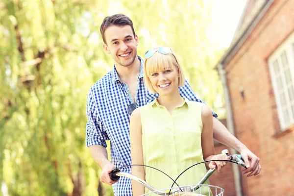 Casal feliz em uma bicicleta — Fotografia de Stock