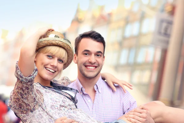 Pareja feliz en la ciudad — Foto de Stock