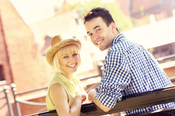 Glückliches Paar ruht sich auf einer Bank aus — Stockfoto