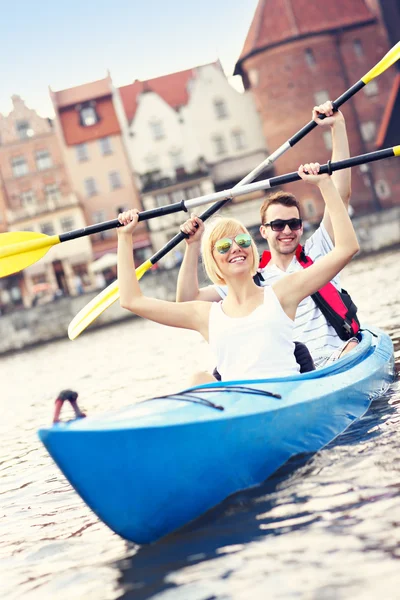 Les touristes font du canoë autour de la ville — Photo