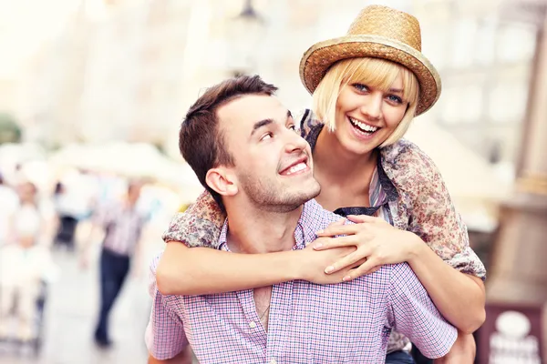 Junges glückliches Paar hat Spaß in der Altstadt — Stockfoto