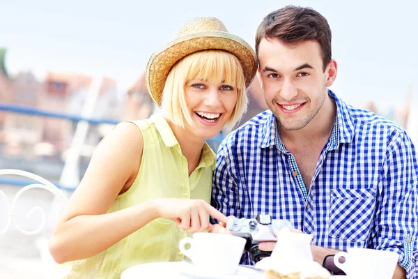 Happy tourists checking their camera — Stock Photo, Image