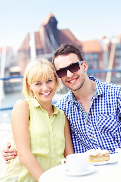 Pareja joven posando en un café — Foto de Stock