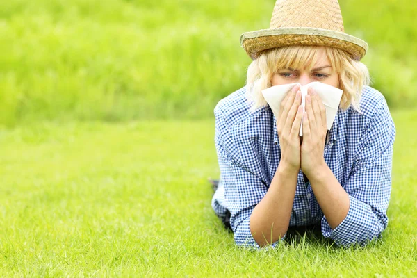 Perempuan alergi terhadap rumput — Stok Foto