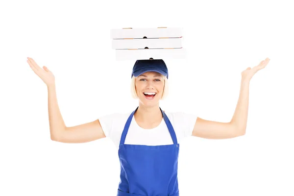 Kvinna levererar pizza — Stockfoto