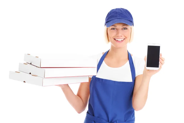 Kvinnan levererar pizza med en mobiltelefon — Stockfoto