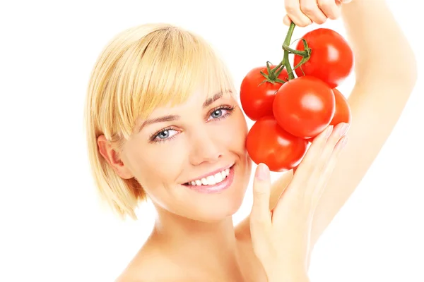 Žena hospodářství rajčata — Stock fotografie