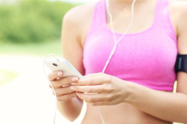 bir koşucu smartphone ile midsection