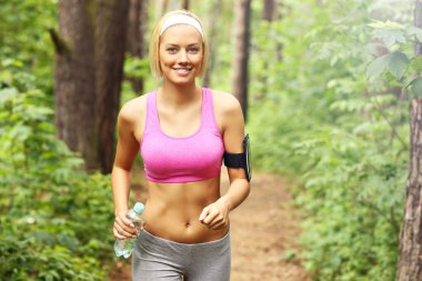 ormanda koşu kadın