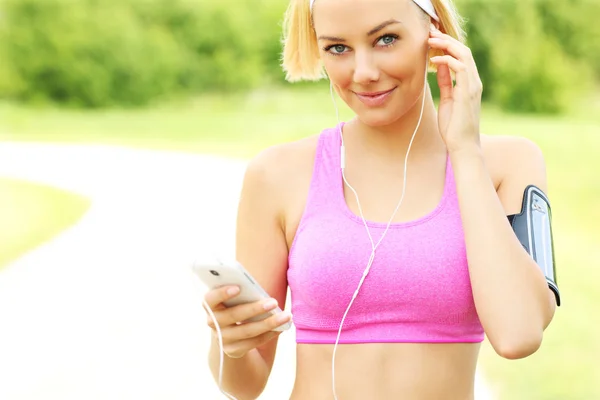 Fitte Frau mit Musik — Stockfoto