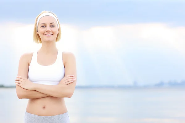 Junge Frau am Strand — Stockfoto