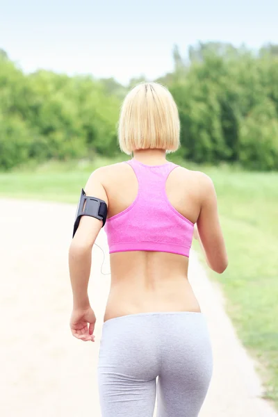 Frau joggt im Park — Stockfoto