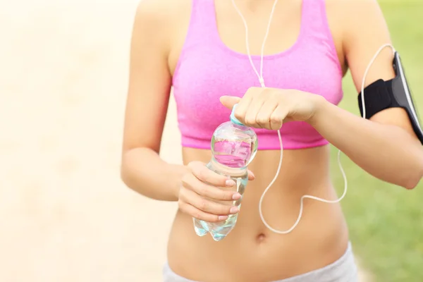 Milieu d'une bouteille d'eau d'ouverture de jogger — Photo