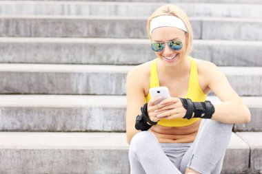 mutlu bir kadın cep telefonu kullanarak