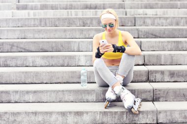 bir cep telefonu kullanarak roller blader