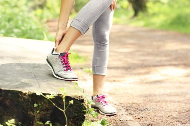 acı ayak bileği ile jogging yapan