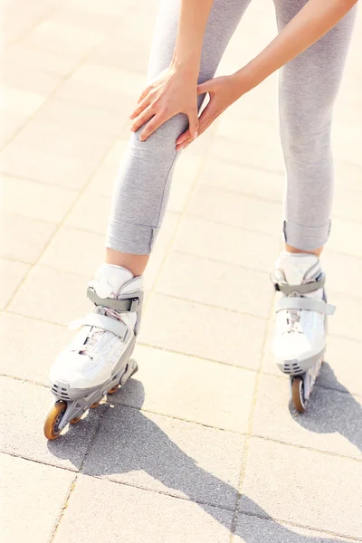 Knee pain while roller blading — Stock Photo, Image