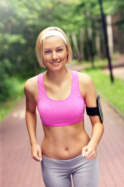 Woman jogging in the park — Stock Photo, Image