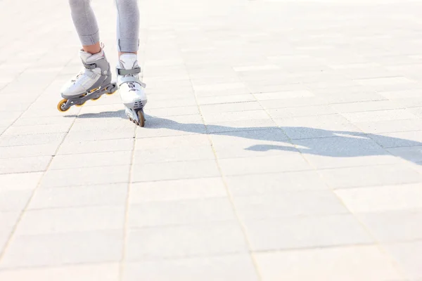 女人滚轴溜冰 — 图库照片
