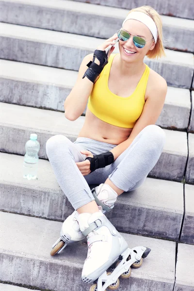 Rollerblader talking on cellphone — Stock Photo, Image