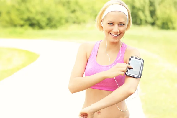Joyeux jogger à l'aide d'un smartphone — Photo