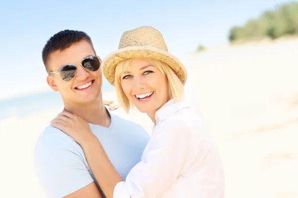 Pareja adulta pasando tiempo en la playa —  Fotos de Stock