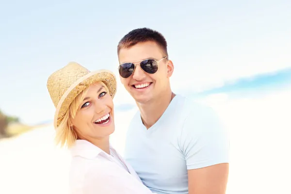 Porträtt av ett lyckligt par på stranden — Stockfoto