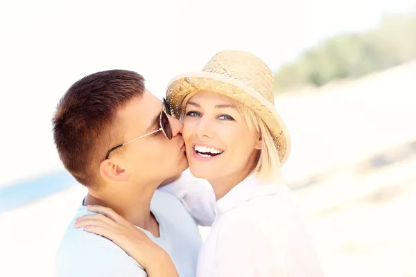 Man kussen van een vrouw op het strand — Stockfoto