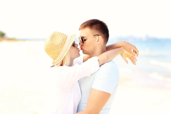 Jovem casal beijando na praia — Fotografia de Stock