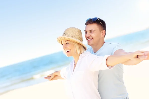 Young romantic couple hugging at the beach — Stock Photo, Image