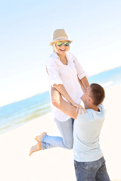 Romantiska par ha kul på stranden — Stockfoto