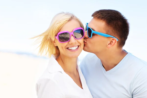 Man kissing a woman — Stock Photo, Image