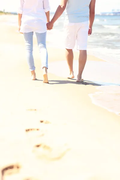 Couple marchant à la plage — Photo