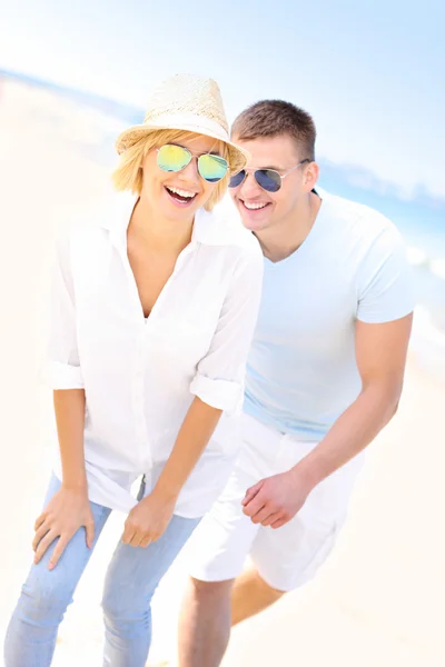 Casal perseguindo na praia — Fotografia de Stock