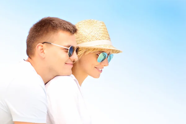 Casal feliz sobre o céu azul — Fotografia de Stock