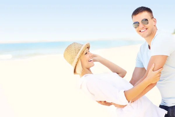 Casal feliz dançando na praia — Fotografia de Stock