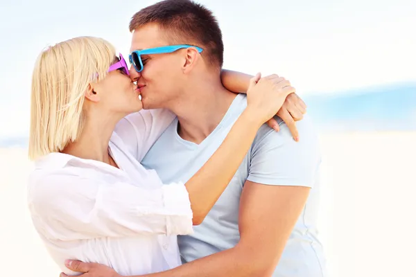 Glückliches Paar küsst sich am Strand — Stockfoto