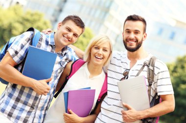 modern buildingd önünde mutlu öğrenci grubu