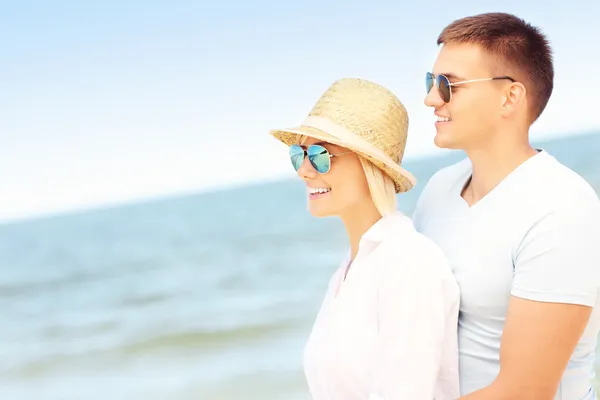 Romantyczna para stojący na plaży — Zdjęcie stockowe