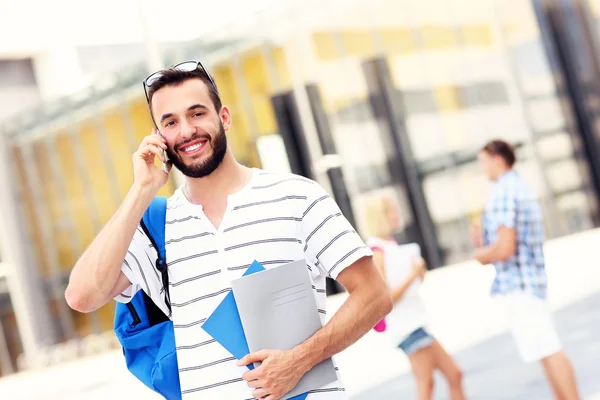 Étudiant beau parler au téléphone — Photo