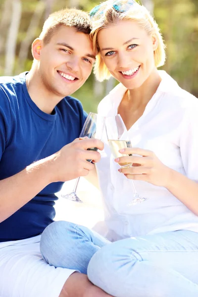 Casal feliz e champanhe — Fotografia de Stock