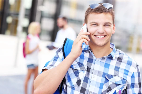 Vacker student prata i telefon — Stockfoto