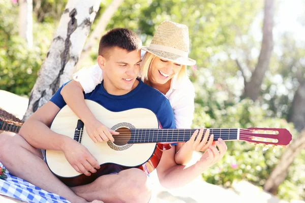 Pareja alegre y guitarra — Foto de Stock